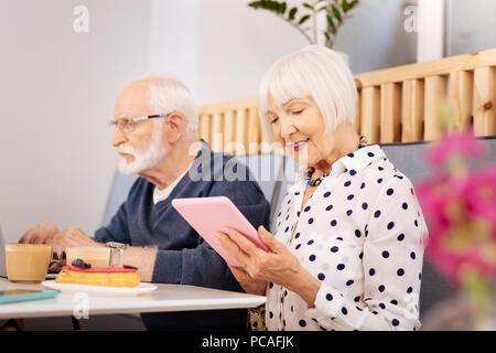 Gerne ältere Frau im Internet surfen Stockfoto