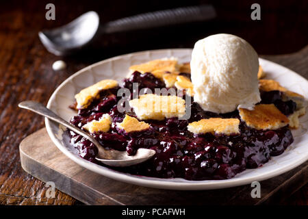 Einen köstlichen hausgemachten Blueberry cobbler mit einer Kugel Vanilleeis. Stockfoto