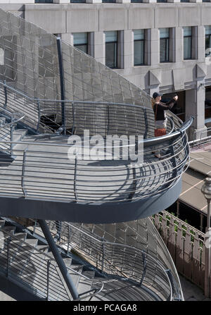 Die neue Treppe ist über die Themse freitragende, verbinden die London Bridge und den Fluss Gehweg acht Meter unter. Die Edelstahl-Bildschirm Stockfoto