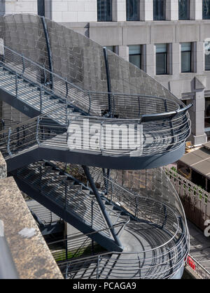 Die neue Treppe ist über die Themse freitragende, verbinden die London Bridge und den Fluss Gehweg acht Meter unter. Die Edelstahl-Bildschirm Stockfoto