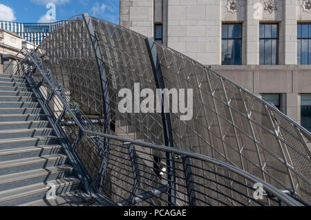 Die neue Treppe ist über die Themse freitragende, verbinden die London Bridge und den Fluss Gehweg acht Meter unter. Die Edelstahl-Bildschirm Stockfoto