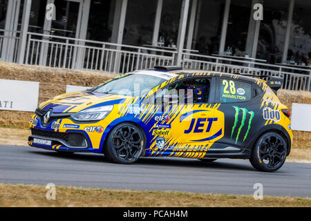 2015 Renault Clio Cup Teilnehmer mit Fahrer Nicolas Hamilton am Goodwood Festival 2018 von Geschwindigkeit, Sussex, UK. Stockfoto