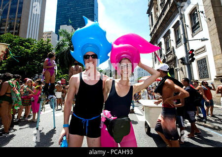 Südamerika, Brasilien - 11. Februar 2018: die Freunde nehmen an der Straße Carnival Parade während der jährlichen Block Party "Boi Tolo", in der Innenstadt von Rio de Janeiro Stockfoto