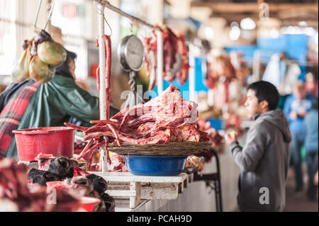 Tier Körperteile, eine örtliche Spezialität, die für den Verkauf auf einen Zähler angezeigt. Käufer und Verkäufer auf einen Jahrgang Südamerikanischen Markt. Cusco, Peru Stockfoto