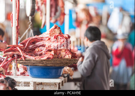 Tier Körperteile, eine örtliche Spezialität, die für den Verkauf auf einen Zähler angezeigt. Käufer und Verkäufer auf einen Jahrgang Südamerikanischen Markt. Cusco, Peru Stockfoto