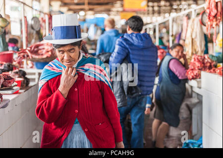 Tier Körperteile, eine örtliche Spezialität, die für den Verkauf auf einen Zähler angezeigt. Käufer und Verkäufer auf einen Jahrgang Südamerikanischen Markt. Cusco, Peru Stockfoto