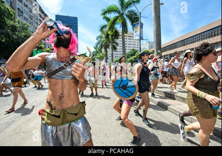 Südamerika, Brasilien - 11. Februar 2018: Nachtschwärmer haben Sie Spaß in der Sonne an Karneval in Rio de Janeiro Stockfoto