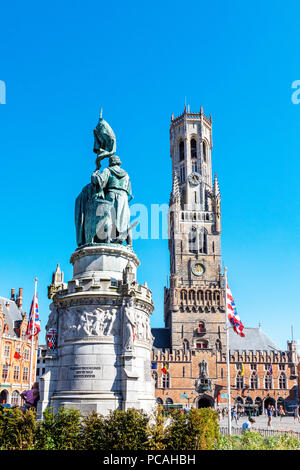 Place de Brügge, Markt, mit dem berühmten Glockenturm, historisches Gebäude, Brügge Schatzkammer zu Haus. Brügge, Belgien. Der Glockenturm ist 83 m hoch Stockfoto