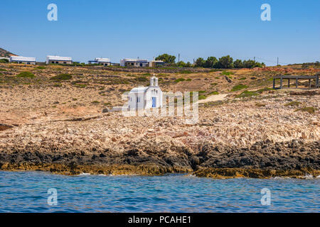 Einen malerischen Blick auf einen typisch griechisch-orthodoxe Kapelle befindet sich neben dem Meer auf der Insel Paros Stockfoto