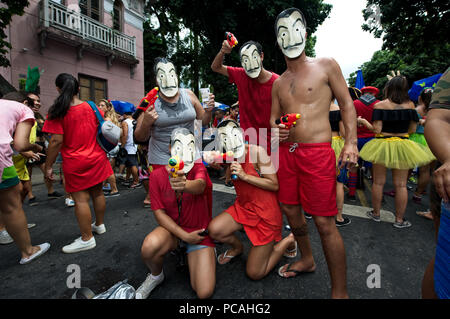 Südamerika, Brasilien - 13. Februar 2018: Freunde mit viel Spaß beim Straßenkarneval in der Innenstadt von Rio de Janeiro Stockfoto