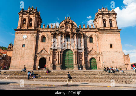 Blick auf die Fassade der Kathedrale von Cusco. An der Plaza de Armas, den Hauptplatz von Cusco, Peru Stockfoto