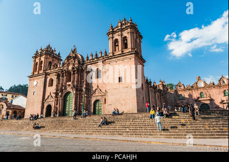 Blick auf die Fassade der Kathedrale von Cusco. An der Plaza de Armas, den Hauptplatz von Cusco, Peru Stockfoto