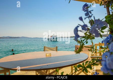 Malerischer Blick auf einen Tisch neben dem Meer in der Nähe von Marcello Strand auf der Insel Paros, Kykladen, Griechenland. Stockfoto