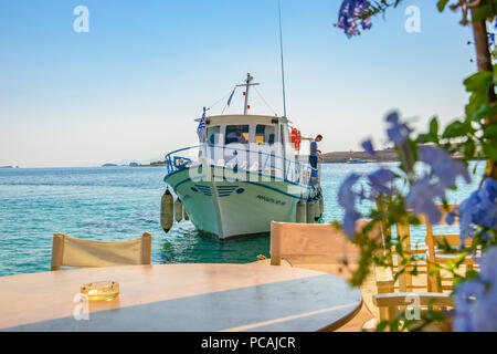 Malerischer Blick auf einen Tisch neben dem Meer in der Nähe von Marcello Strand auf der Insel Paros, Kykladen, Griechenland. Stockfoto