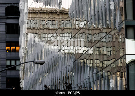 04-11-15, New York, USA. Reflexionen in Office Windows. Foto: © Simon Grosset Stockfoto