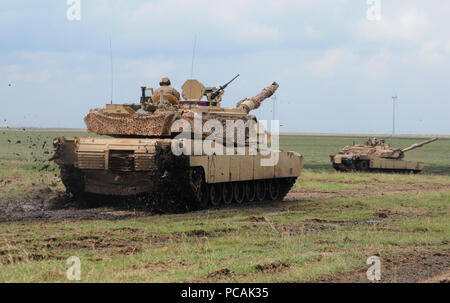 Us-Soldaten zu Charlie Company, 2nd Battalion, 5th Cavalry Regiment, 1st Armored Brigade Combat Team, 1.Kavallerie Division verhalten Tabelle VI tank Schießwesen live fire Qualifikation in Smarden, Rumänien, 30. Juli 2018 zugewiesen. Eine Vielzahl von Runden waren auf Ziele reichen von ca. 400 bis 2.500 m mit M1A2 Abrams Panzer zur Unterstützung der Atlantischen lösen, ein bleibendes Training übung zwischen der NATO und der US-Streitkräfte abgefeuert. (U.S. Army National Guard Foto von SPC. Hannah Tarkelly, 382 Öffentliche Angelegenheiten Ablösung/1. ABCT, 1 CD-/Freigegeben) Stockfoto