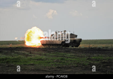 Us-Soldaten zu Charlie Company, 2nd Battalion, 5th Cavalry Regiment, 1st Armored Brigade Combat Team, 1.Kavallerie Division verhalten Tabelle VI tank Schießwesen live fire Qualifikation in Smarden, Rumänien, 30. Juli 2018 zugewiesen. Eine Vielzahl von Runden waren auf Ziele reichen von ca. 400 bis 2.500 m mit M1A2 Abrams Panzer zur Unterstützung der Atlantischen lösen, ein bleibendes Training übung zwischen der NATO und der US-Streitkräfte abgefeuert. (U.S. Army National Guard Foto von SPC. Hannah Tarkelly, 382 Öffentliche Angelegenheiten Ablösung/1. ABCT, 1 CD-/Freigegeben) Stockfoto