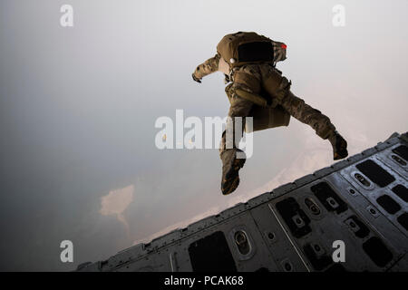 Eine Pararescueman auf der 82nd Expeditionary Rescue Squadron verlässt die Rückseite eines US Marine Corps KC-130J während einer Höhenlage, niedrige Öffnung Ausbildung springen in Dschibuti, 19. Juli 2018. Der 82nd ERQS ist die Ausbildung mit dem besonderen Zweck Marine Air-Ground Task Force-Crisis Response-Africa, als Teil der gemeinsamen Linien der Aufwand für Personal Aufschwung in den USA Afrika Befehlsbereich der Verantwortung. (U.S. Air Force Foto von Tech. Sgt. Larry E. Reid jr.) Stockfoto