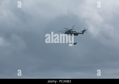 180729-M-KC 456-1007 MARINE CORPS BASE HAWAII (29. Juli 2018) eine US Marine Corps CH-53E Super Stallion Hubschrauber trägt eine M 777 155mm Haubitze während einer amphibischen Landung Demonstration als Teil der Felge des Pazifiks (Rimpac) Übung auf der Marine Corps Base Hawaii Juli 29, 2018 geschleppt. RIMPAC bietet hochwertige Ausbildung für Aufgabe organisiert, leistungsfähigen Marine Air-Ground Task Force und erhöht die kritische Reaktion auf Krisen Fähigkeit der US-Marines im Pazifik. 25 Nationen, 46 Schiffe, 5 U-Boote, über 200 Flugzeuge, und 25.000 Mitarbeiter beteiligen sich an Rimpac ab Juni 27. Stockfoto