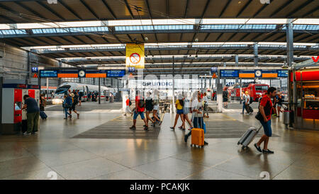 Hauptbahnhof ist der wichtigste Bahnhof in der Stadt München, Deutschland. Die Station sieht etwa 450.000 Passagiere pro Tag Stockfoto