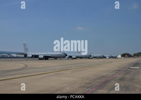 Drei KC-135-R Stratotankers von McGhee Tyson Air National Guard Base Park auf dem Flug Linie hier an die 117 Luftbetankung Flügel, Birmingham, Ala., 12. Juli 2018. (U.S. Air National Guard Foto: Staff Sgt. Jim Bentley) Stockfoto