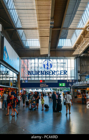 Hauptbahnhof ist der wichtigste Bahnhof in der Stadt München, Deutschland. Die Station sieht etwa 450.000 Passagiere pro Tag Stockfoto