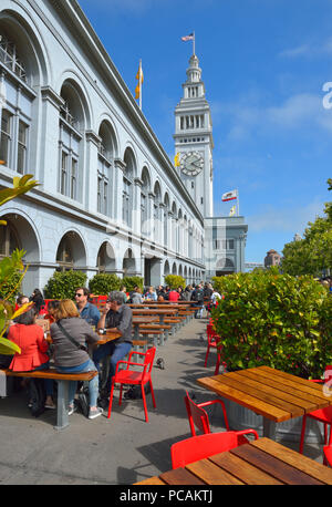 Das historische Ferry Building (Beaux Arts Stil) auf dem Embarcadero ist ein beliebter Treffpunkt für Einheimische und Touristen gleichermaßen, San Francisco CA Stockfoto