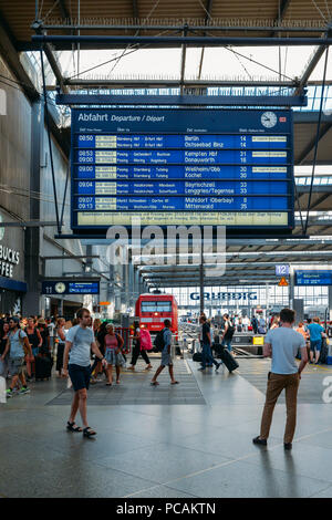 Hauptbahnhof ist der wichtigste Bahnhof in der Stadt München, Deutschland. Die Station sieht etwa 450.000 Passagiere pro Tag Stockfoto