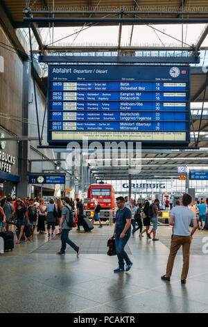 Hauptbahnhof ist der wichtigste Bahnhof in der Stadt München, Deutschland. Die Station sieht etwa 450.000 Passagiere pro Tag Stockfoto