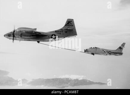 AJ-2 tankt VMA-223 FJ-4B Fury. Stockfoto