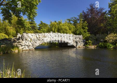 Fußgängerbrücke mit weißen Steinen über der Lagune im Beacon Hill Urban Park. Naturlandschaft in der Nähe von James Bay, Victoria BC Vancouver Island Kanada Stockfoto