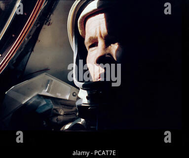 Astronaut Edward H. Weiß II, Gemini IV Pilot, ist fotografiert an Bord der Raumsonde Gemini 1. Juni, 1964 Stockfoto