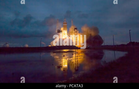 Die United Launch Alliance Delta IV Heavy Rakete mit der NASA-Raumsonde Orion montiert auf, hebt ab von Cape Canaveral Air Force Station Raum Komplex 37 Start um 7:05 Uhr EST, Freitag, Dezember 5, 2014, in Florida. Photo Credit: (NASA/Bill Ingalls) Stockfoto