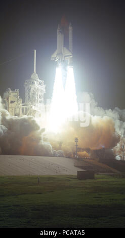 STS-35 Columbia, Orbiter Fahrzeug (OV) 102, auf der externe Tank (ET) und durch zwei Solid Rocket Booster (SRO) flankiert den Startturm während der Start vom Kennedy Space Center Dezember 2, 1990 genehmigt Stockfoto