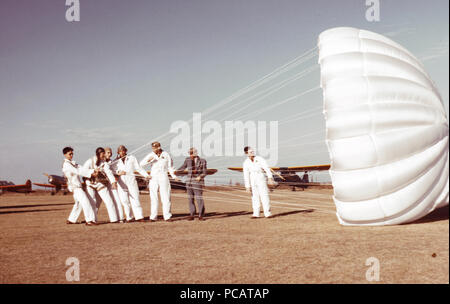 Kursleiter erläutert die Funktionsweise eines Fallschirm zu Flugschülern, Meacham Feld, Fort Worth, Texas Januar 1942 Stockfoto