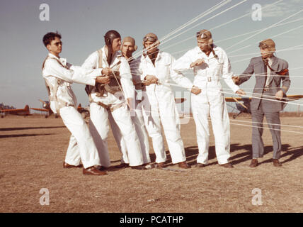 Kursleiter erläutert die Funktion der Fallschirm zu Studenten, Meacham Feld, Fort Worth, Texas Januar 1942 Stockfoto