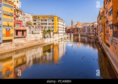 Mittelalterliche Häuser am Ufer des Flusses Onyar, und der Pont de Sant Agusti, Girona, Katalonien, Spanien. Stockfoto