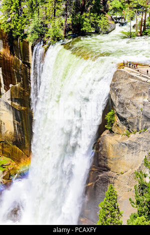 Vernal Falls und Merced River, Wandern bei Nevada mit John Muir Trail und Nebel Trail, Yosemite National Park, Kalifornien, USA Stockfoto