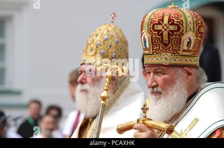 Patriarch von Moskau und ganz Russland Kyrill, rechts, und Patriarch von Alexandria und ganz Afrika Theodore II während der Veranstaltung der 1030Th Jahrestag der Taufe der Rus Juli 28, 2018 in Moskau, Russland zu markieren. Stockfoto