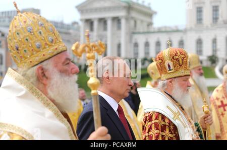 Der russische Präsident Wladimir Putin, Zentrum, steht mit dem Patriarchen von Moskau und ganz Russland Kyrill, rechts, und Patriarch von Alexandria und ganz Afrika Theodore II während der Veranstaltung der 1030Th Jahrestag der Taufe der Rus Juli 28, 2018 in Moskau, Russland zu markieren. Stockfoto