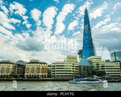 Southwark Gegend von London am Südufer der Themse mit dem Shard&das Heu Galleria (links). Stockfoto