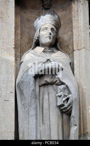 Saint Landry von Paris Statue auf dem Portal des Saint Germain l'Auxerrois Kirche in Paris, Frankreich Stockfoto