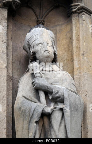 Saint Germain Statue auf dem Portal des Saint Germain l'Auxerrois Kirche in Paris, Frankreich Stockfoto