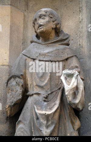 Statue der Heiligen auf dem Portal von Saint Germain l'Auxerrois Kirche in Paris, Frankreich Stockfoto