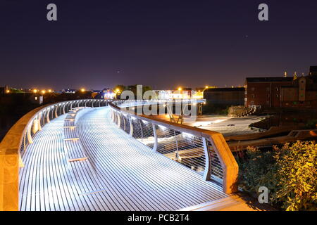 Die Millennium Bridge über den Fluss Aire in Castleford bei Nacht Stockfoto