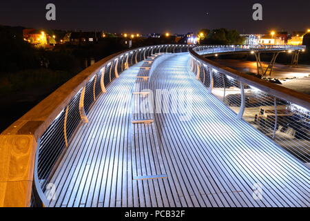 Die Millennium Bridge über den Fluss Aire in Castleford bei Nacht Stockfoto