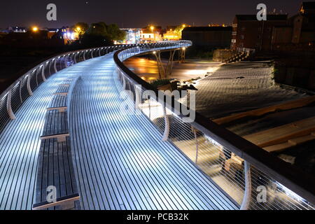 Die Millennium Bridge über den Fluss Aire in Castleford bei Nacht Stockfoto