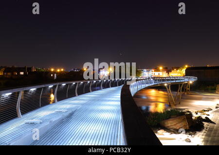 Die Millennium Bridge über den Fluss Aire in Castleford bei Nacht Stockfoto