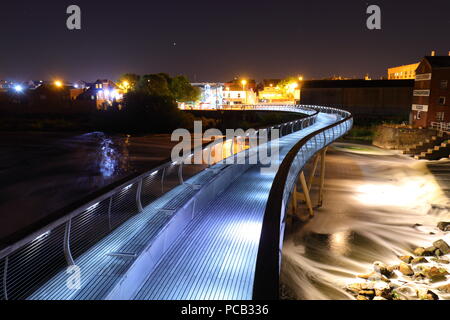 Die Millennium Bridge über den Fluss Aire in Castleford bei Nacht Stockfoto