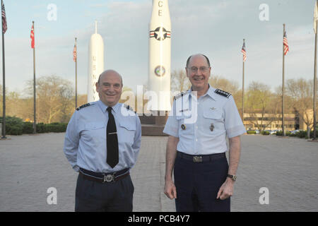 Air Chief Marshal Sir Stuart Pfirsich und Allgemeine C Robert Kehler. Stockfoto